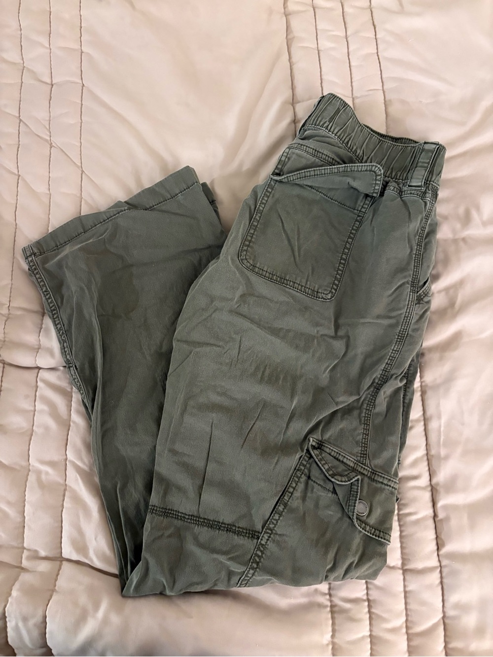 Hollister Women’s Olive Green Low Rise Cargo Pants